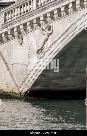 Venise, Italie - 13 février 2024 : Détails du pont du Rialto à Venise pendant le carnaval. Architecture du centre historique. Banque D'Images