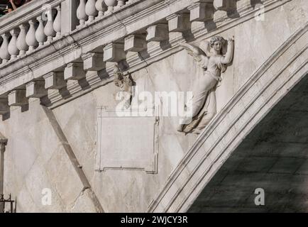 Venise, Italie - 13 février 2024 : Détails du pont du Rialto à Venise pendant le carnaval. Architecture du centre historique. Banque D'Images