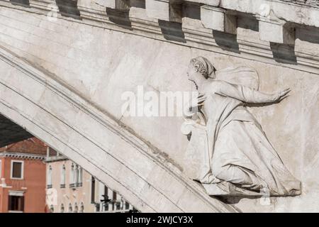 Venise, Italie - 13 février 2024 : Détails du pont du Rialto à Venise pendant le carnaval. Architecture du centre historique. Banque D'Images