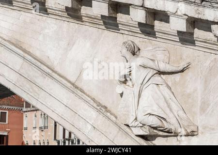 Venise, Italie - 13 février 2024 : Détails du pont du Rialto à Venise pendant le carnaval. Architecture du centre historique. Banque D'Images