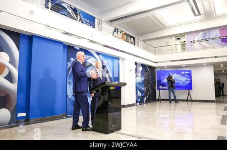 Moscou, Russie. 14 février 2024. Le président russe Vladimir Poutine, à droite, accompagné du maire de Moscou Sergueï Sobyanine, a quitté le pays lors d’une visite au Centre scientifique et pratique pour le diagnostic et les technologies de télémédecine, le 14 février 2024 à Moscou, Russie. Crédit : Alexander Kazakov/Kremlin Pool/Alamy Live News Banque D'Images