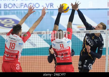 Vérone, Italie. 14 février 2024. Attaque de Donovan Dzavoronok de Rana Verona lors du match entre Rana Verona et Gas Sales Bluenergy Piacenza, saison régulière du Championnat d'Italie de volleyball SuperLega 2023/2024, au Pala AGSM-AIM à Vérone, Italie le 14 février 2024. Crédit : Agence photo indépendante/Alamy Live News Banque D'Images