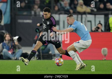 Roma, Italie. 14 février 2024. Foto Alfredo Falcone/LaPresse 14 Febbraio 2024 Roma (Italia) sport, calcio - Lazio vs Bayern Monaco - Andata ottavi di finale UEFA Champions League 2023/2024 - Stadio Olimpico di Roma. Nella foto : Jamal Musiala (Bayern Monaco) ; Adam Marusic (SS Lazio) ; 14 février 2024 Rome (Italie) sport, football - SS Lazio vs FC Bayern Munich - Round of 16 première manche UEFA Champions League 2023/2024 - Olimpic Stadium à Rome. Sur la photo : Jamal Musiala (Bayern Monaco) ; Adam Marusic (SS Lazio) ; crédit : LaPresse/Alamy Live News Banque D'Images