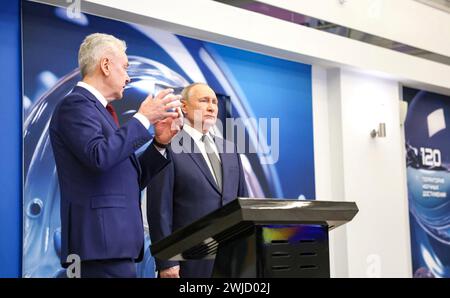 Moscou, Russie. 14 février 2024. Le président russe Vladimir Poutine, à droite, accompagné du maire de Moscou Sergueï Sobyanine, a quitté le pays lors d’une visite au Centre scientifique et pratique pour le diagnostic et les technologies de télémédecine, le 14 février 2024 à Moscou, Russie. Crédit : Alexander Kazakov/Kremlin Pool/Alamy Live News Banque D'Images
