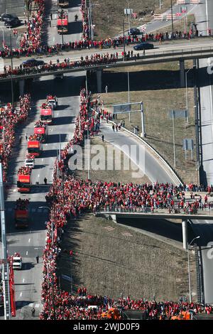 Kansas City, Missouri, États-Unis. 14 février 2024. Vue aérienne du défilé de la victoire des chefs du Super Bowl LVIII de la NFL Kansas City où plus de 10 personnes ont été blessées dans une fusillade après la fin du défilé le 14 février 2024 à Kansas City Missouri. Crédit : Mpi34/Media Punch/Alamy Live News Banque D'Images