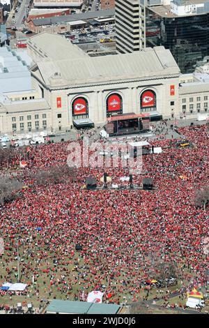 Kansas City, Missouri, États-Unis. 14 février 2024. Vue aérienne du défilé de la victoire des chefs du Super Bowl LVIII de la NFL Kansas City où plus de 10 personnes ont été blessées dans une fusillade après la fin du défilé le 14 février 2024 à Kansas City Missouri. Crédit : Mpi34/Media Punch/Alamy Live News Banque D'Images