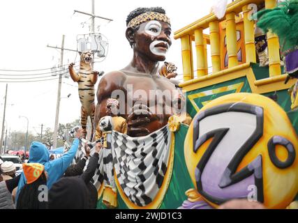 La Nouvelle-Orléans, États-Unis. 13 février 2024. Le flotteur de plomb avec King Zulu traverse lors de la Zulu Parade sur parfait Charles Avenue à la Nouvelle-Orléans, Louisiane le mardi 13 février 2023. (Photo de Peter G. Forest/SipaUSA) crédit : Sipa USA/Alamy Live News Banque D'Images