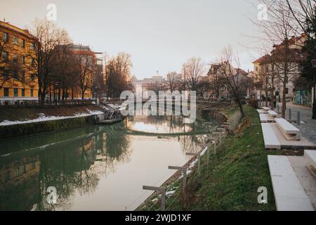 Un coucher de soleil sur la rivière Ljubljanica à Ljubljana, Slovénie Banque D'Images