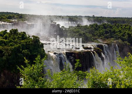 Foz do Iguaçu, Brésil. 17 janvier 2024. Vue sur les chutes d'Iguaçu du côté brésilien dans le parc national d'Iguaçu. Banque D'Images