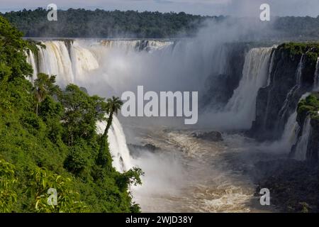 Foz do Iguaçu, Brésil. 17 janvier 2024. Vue sur les chutes d'Iguaçu du côté brésilien dans le parc national d'Iguaçu. Banque D'Images