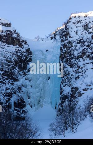 Njupeskär L'eau tombe gelée dans la glace en hiver. C'est la plus haute cascade de Suède. Tourné en Suède, Scandinavie Banque D'Images