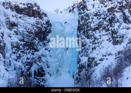 Njupeskär L'eau tombe gelée dans la glace en hiver. C'est la plus haute cascade de Suède. Tourné en Suède, Scandinavie Banque D'Images