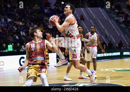 Torino, Italie. 14 février 2024. Estra Pistoia Lorenzo Saccaggi sauter pour faire un panier lors du match des quarts de finale Frecciarossa final Eight basket entre Umana Reyer Venezia vs Estra Pistoia, à Turin, dans le nord de l'Italie - mercredi 14 FÉVRIER 2024. Sport - panier (photo de Marco Alpozzi/Lapresse) crédit : LaPresse/Alamy Live News Banque D'Images