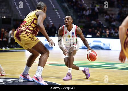 Torino, Italie. 14 février 2024. Estra Pistoia Carl Wheatle se dirige vers le panier lors du match des quarts de finale du Frecciarossa final Eight basket entre Umana Reyer Venezia vs Estra Pistoia, à Turin, dans le nord de l'Italie - mercredi 14 FÉVRIER 2024. Sport - panier (photo de Marco Alpozzi/Lapresse) crédit : LaPresse/Alamy Live News Banque D'Images