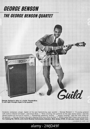 Une annonce pleine page pour guitares et amplificateurs Guild mettant en vedette la star du jazz George Benson. Tiré d'un magazine américain du milieu des années 1960. Banque D'Images