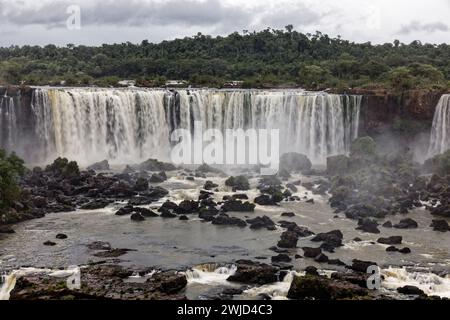 Foz do Iguaçu, Brésil. 17 janvier 2024. Vue sur les chutes d'Iguaçu du côté brésilien dans le parc national d'Iguaçu. Banque D'Images