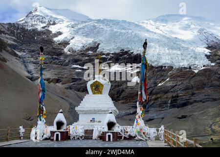 À une altitude de plus de 16 000 pieds sur le col de Karo-la dans les montagnes himalayennes, se trouve un stupa bouddhiste devant le glacier de Karo-la. Banque D'Images