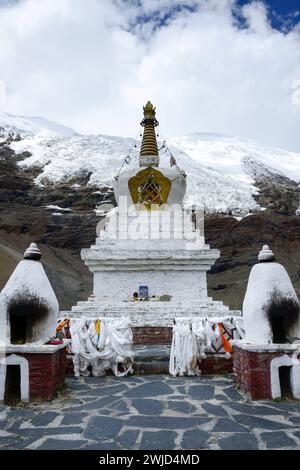 Un stupa bouddhiste se trouve devant le glacier Karo-la à une altitude de plus de 16 000 pieds sur le col de Karo-la dans les montagnes himalayennes du Tibet autonome Re Banque D'Images