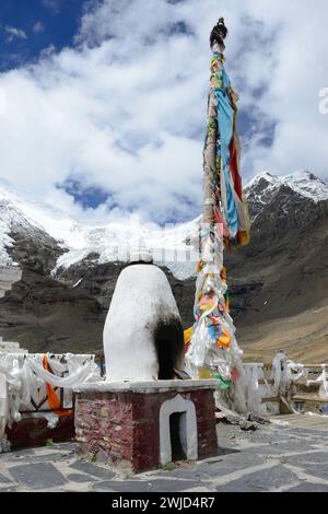 À une altitude de plus de 16 000 pieds sur le col de Karo-la dans les montagnes himalayennes, se trouve un stupa bouddhiste devant le glacier de Karo-la. Banque D'Images