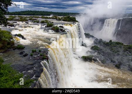 Foz do Iguaçu, Brésil. 17 janvier 2024. Vue sur les chutes d'Iguaçu du côté brésilien dans le parc national d'Iguaçu. Banque D'Images