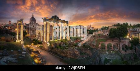 Scène de paysage urbain incroyable du Forum romain à Rome, Italie, au crépuscule, avec le ciel coloré spectaculaire et les nuages après le coucher du soleil Banque D'Images