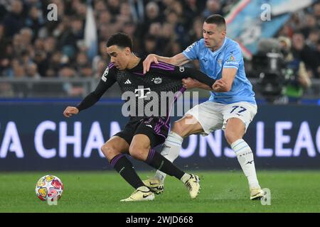 Rome, Italie, le 14 février 2024 Jamal Musiala du FC Bayern Munchen concourt pour le ballon avec Adam Marušić du SS Lazio lors du match de l'UEFA Champions League entre le SS Lazio et le FC Bayern Munchen crédit:Agostino Gemito/ Alamy Live News Banque D'Images