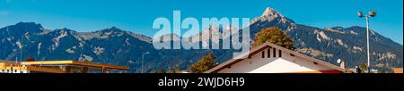 Panorama d'été alpin haute résolution cousu à Reutte, Tyrol, Autriche Reutte AX3 002-Pano Banque D'Images