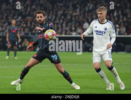 Copenhague, Danemark. 13 février 2024. Bernardo Silva de Manchester City est défié par Magnus Mattsson du FC Copenhague lors du match de l'UEFA Champions League à Telia Parken, Copenhague. Le crédit photo devrait se lire : Paul Terry/Sportimage crédit : Sportimage Ltd/Alamy Live News Banque D'Images