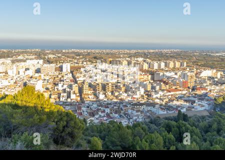 Lumière du matin sur Oliva : vue aérienne depuis les ruines du château de Santa Ana Banque D'Images