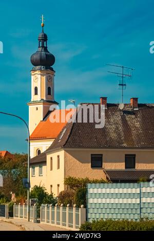 Église par une journée ensoleillée d'été à Irlbach, Danube, Straubing-Bogen, Bavière, Allemagne Irlbach AV 003 Banque D'Images
