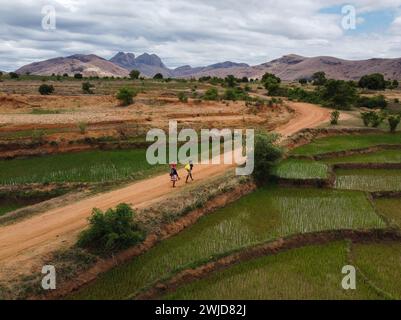 Malgaches sur la route Banque D'Images