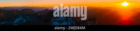 Cousu haute résolution alpin coucher de soleil d'été ou panorama Sundowner au Mont Zugspitze, Haut de l'Allemagne, Garmisch-Partenkirchen, Bavière, Allemagne Zugsp Banque D'Images