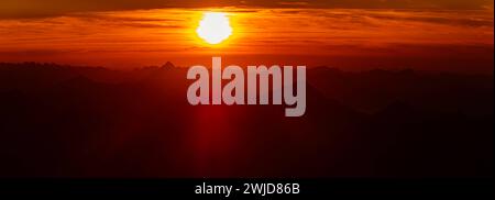Cousu haute résolution alpin coucher de soleil d'été ou panorama Sundowner au Mont Zugspitze, Haut de l'Allemagne, Garmisch-Partenkirchen, Bavière, Allemagne Zugsp Banque D'Images