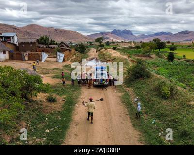 Traversée d'un village à Madagascar Banque D'Images