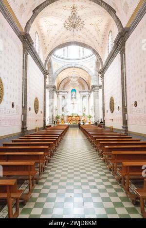 Vue intérieure de l'église paroissiale Santa María de la Asunción sur la place Hidalgo dans le quartier historique de Tequisquiapan, Querétaro, Mexique. L'église de style néoclassique du XVIe siècle est construite en grès rose. Banque D'Images