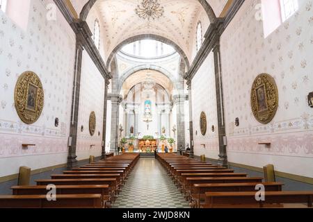 Vue intérieure de l'église paroissiale Santa María de la Asunción sur la place Hidalgo dans le quartier historique de Tequisquiapan, Querétaro, Mexique. L'église de style néoclassique du XVIe siècle est construite en grès rose. Banque D'Images