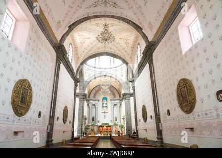 Vue intérieure de l'église paroissiale Santa María de la Asunción sur la place Hidalgo dans le quartier historique de Tequisquiapan, Querétaro, Mexique. L'église de style néoclassique du XVIe siècle est construite en grès rose. Banque D'Images