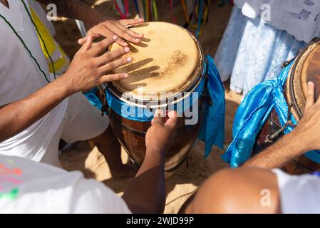 Salvador, Bahia, Brésil - 02 février 2024 : des membres de Candomble jouent des instruments à percussion pendant la fête pour Iemanja sur Rio Veremlho Banque D'Images