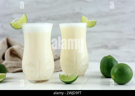 Ayran turc Buttermilk avec citron vert Banque D'Images