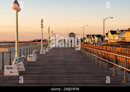 Avon by the Sea, New Jersey, États-Unis - Golden Hour Sunrise sur la promenade Banque D'Images