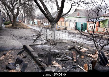 Vue de débris et d'arbres brûlés après les attaques de missiles russes autour du quartier de Kharkiv. Dimanche 11 février, un missile russe a touché un dépôt de pétrole dans la ville de Kharkiv, à 50 mètres de la frontière russe, provoquant un énorme incendie qui s’est propagé, qui a incendié des dizaines de maisons et tué 7 personnes. Banque D'Images