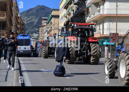 Le matin du 14 février, ils sont arrivés à Salerne, après un long voyage de la ville de Pontecagnano Faiano, plus de 100 tracteurs . Les agriculteurs de la province de Salerne qui se sont joints à leur garnison à la mobilisation qui traverse l’Italie du Nord au Sud du pays. Protestations contre les politiques de la Communauté européenne en matière de gestion de l'agriculture. Défense du Made in Italy contre les importations étrangères de produits pas aussi authentiques que ceux de notre terre. Sur les tracteurs présents seulement les drapeaux de l'Italie et aucune association ou parti politique. (Photo de Pasquale Senatore/Pacific Pres Banque D'Images