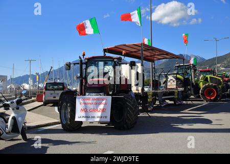 Le matin du 14 février, ils sont arrivés à Salerne, après un long voyage de la ville de Pontecagnano Faiano, plus de 100 tracteurs . Les agriculteurs de la province de Salerne qui se sont joints à leur garnison à la mobilisation qui traverse l’Italie du Nord au Sud du pays. Protestations contre les politiques de la Communauté européenne en matière de gestion de l'agriculture. Défense du Made in Italy contre les importations étrangères de produits pas aussi authentiques que ceux de notre terre. Sur les tracteurs présents seulement les drapeaux de l'Italie et aucune association ou parti politique. (Photo de Pasquale Senatore/Pacific Pres Banque D'Images