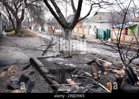 Kharkiv, Ukraine. 14 février 2024. Vue de débris et d'arbres brûlés après les attaques de missiles russes autour du quartier de Kharkiv. Dimanche 11 février, un missile russe a touché un dépôt de pétrole dans la ville de Kharkiv, à 50 mètres de la frontière russe, provoquant un énorme incendie qui s’est propagé, qui a incendié des dizaines de maisons et tué 7 personnes. (Photo de Ximena Borrazas/SOPA images/Sipa USA) crédit : Sipa USA/Alamy Live News Banque D'Images