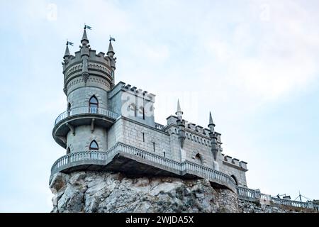 GASPRA, CRIMÉE - OCT. 2014 : la côte sud de la Crimée. Le château-palais 'Lastochkino Gnezdo' sur la falaise Aurorino du cap ai-Todor dans le Gaspra, ev Banque D'Images