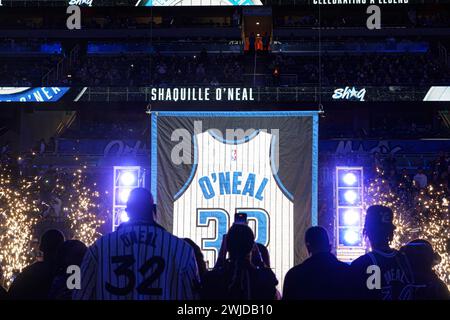 Orlando, Floride, États-Unis, 13 février 2024, Shaquille O'Neal et sa famille regardent alors qu'ils retirent leur maillot au Kia Center. (Crédit photo : Marty Jean-Louis/Alamy Live News Banque D'Images