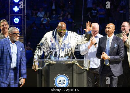 Orlando, Floride, États-Unis, 13 février 2024, Shaquille O'Neal s'exprimant lors de sa cérémonie de retraite à Jersey alors que ses anciens coéquipiers et entraîneurs se tiennent avec lui au Kia Center. (Crédit photo : Marty Jean-Louis/Alamy Live News Banque D'Images