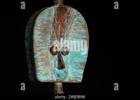 Gros plan d'une figure reliquaire Kota en bois du Gabon, isolée sur fond noir. Art africain tribal, mettant en valeur l'artisanat magistral et spir Banque D'Images