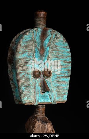 Gros plan d'une figure reliquaire Kota en bois du Gabon, isolée sur fond noir. Art africain tribal, mettant en valeur l'artisanat magistral et spir Banque D'Images