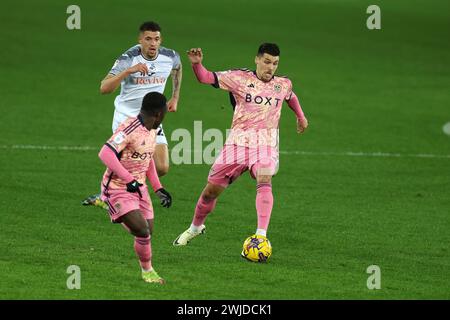 Swansea, Royaume-Uni. 13 février 2024. Joel Piroe de Leeds Utd (R) en action. EFL Skybet championnat match, Swansea City v Leeds Utd au stade Swansea.com de Swansea, pays de Galles, mardi 13 février 2024. Cette image ne peut être utilisée qu'à des fins éditoriales. Usage éditorial exclusif, photo par Andrew Orchard/Andrew Orchard photographie sportive/Alamy Live News crédit : Andrew Orchard photographie sportive/Alamy Live News Banque D'Images